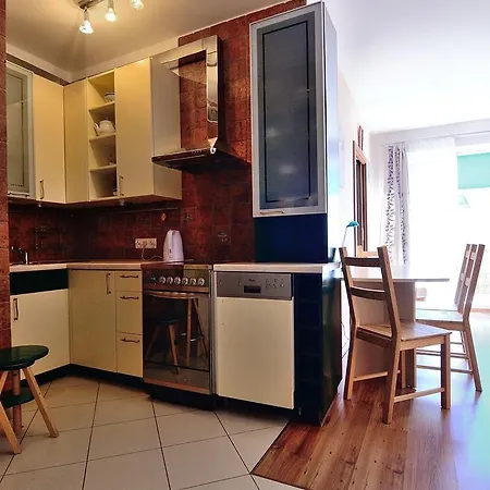 Victus Apartamenty, Okrzei